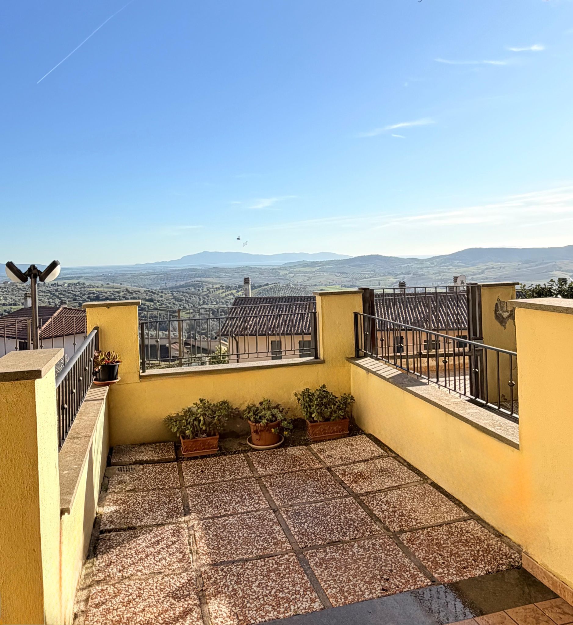 Porticato panoramico con vista su Orbetello e Monte Argentario dall'appartamento Tramonto dorato